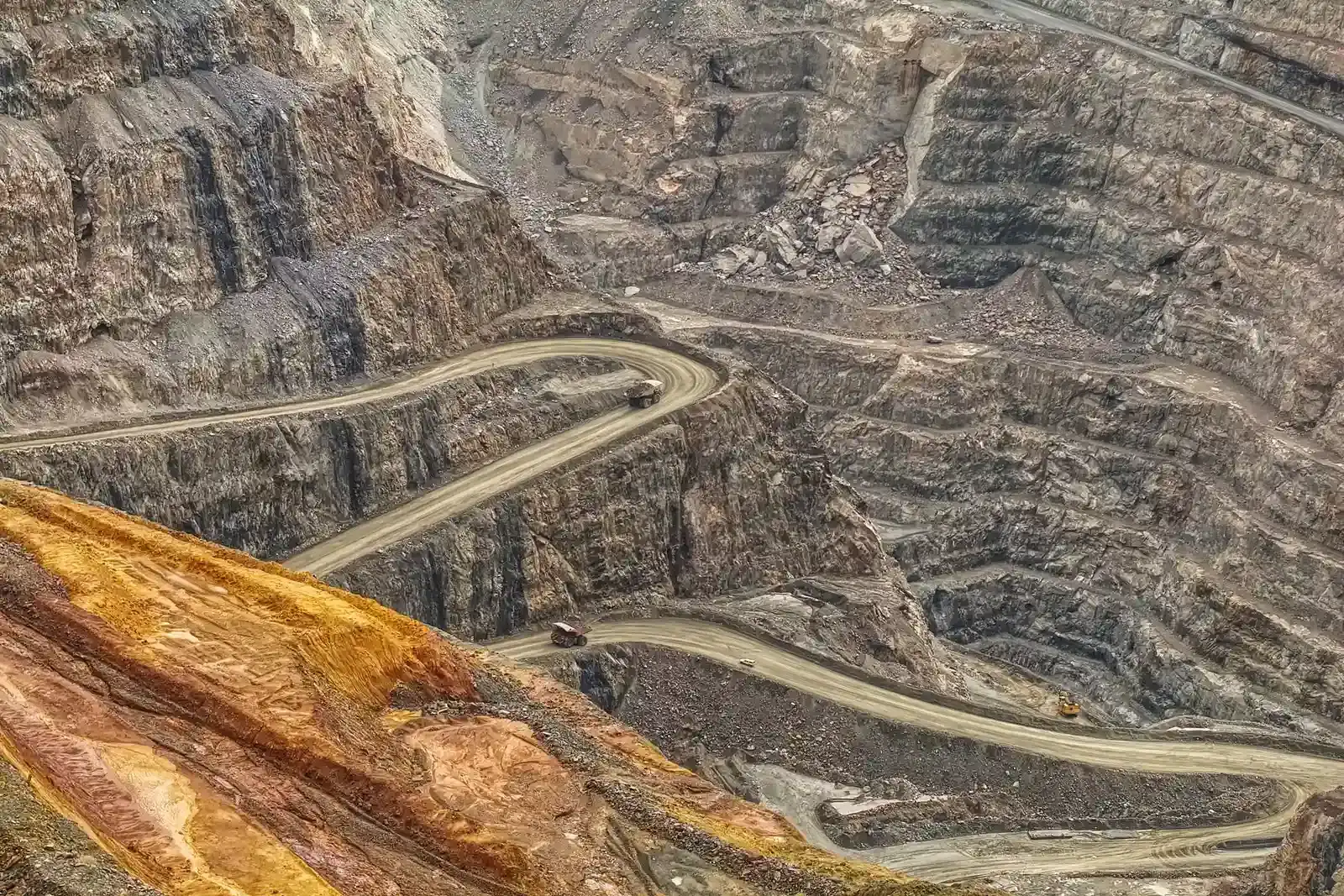 Contractor in a day/night hi-vis drill shirt at a quarry